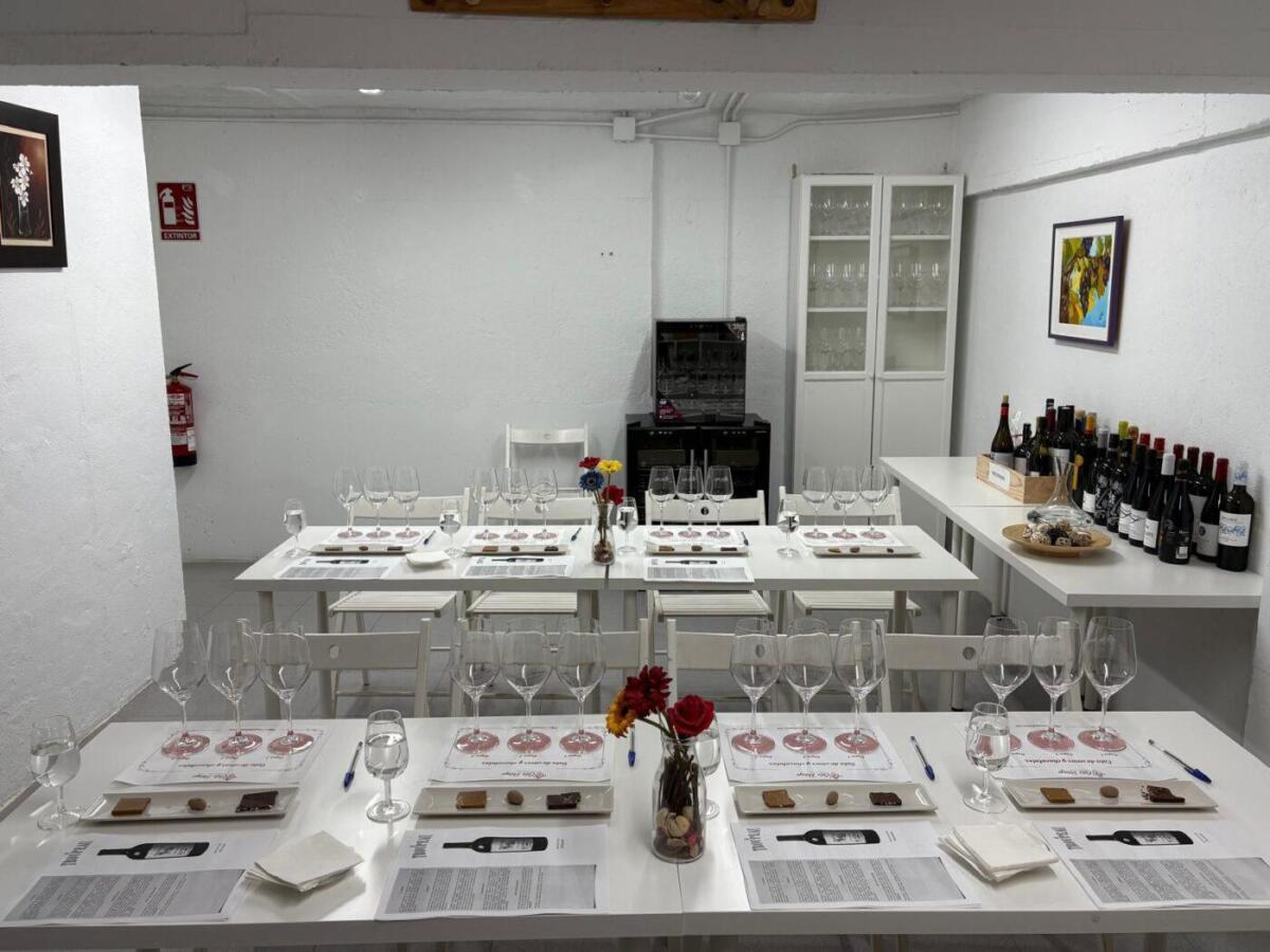 Imagen de la primera cata de vinos y chocolates en Coto Pelayo